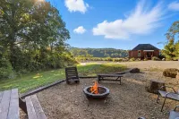 Brown Co, Hot Tub, King Bed, Sleeps 10, Bumper Pool, 5 Smart TVs Firepit, Grill