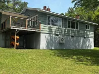 Noah’s private three bedroom lakefront cottage. Hotele w: Clare