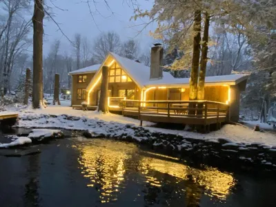 Secluded Creekside Cabin–Mins to Camelback Resort Rose's Creekside Cottage附近的飯店