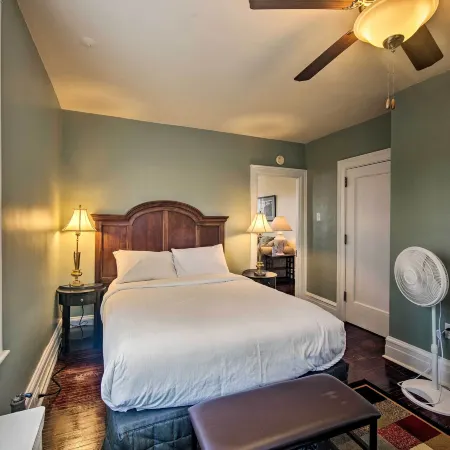 Reading Apt, Walk to Shops, Dining and City Park!
