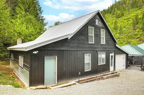 Avery Creek Cabins: Hike, Bike, Fish + More! - parking