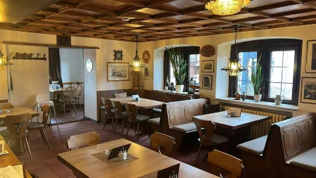 Landgasthof "Zum Schwarzen Roß" Отели в г. Айхенцелль