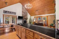 The Lodge on the Creek Branson West Cabin w/ Beautiful Views