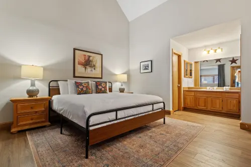 Ski in Out Lift 7! Deck, Hot Tub, Garage Parking Condo