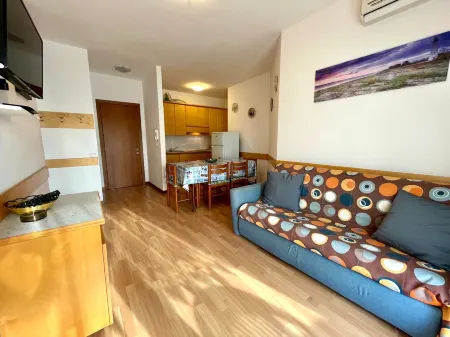 Spacious Flat Near the Beach