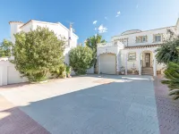 Villa in Empuriabrava with Private Pool & Mooring