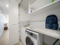 Sleek Inner-City 2-Bed with Swimming Pool & BBQ