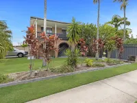 Spacious 3-Bed Home with Large Balcony Hotels in Scarness
