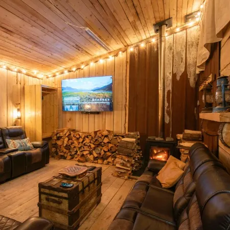 Oz Lodge: Bunkhouse - Cozy, Rustic & perfect for a family or group of friends!