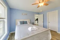 Coastal Emerald Isle Retreat w/ Deck & Grill! - Balkoner