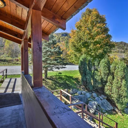 Walk to Beech Mtn Ski Resort! Condo w/ Balcony