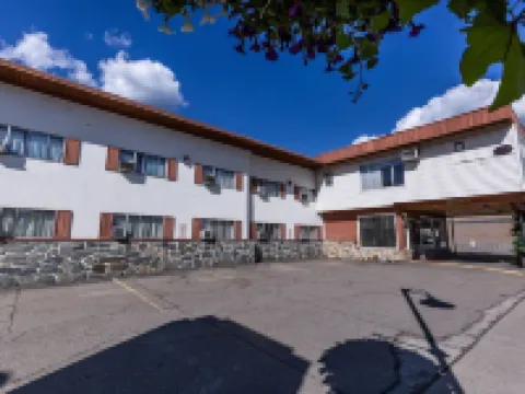 Uptowner Hotel Hotels in Central Kootenay