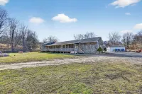 Natural Getaway at Lakeside Orchard Farm Retreat Hotels in Central Valley