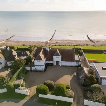Luxury Beachfront Retreat for 14 With Hot Tub