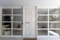 Seaside Elegance Brand New 2BD Luxury Stay - Beach
