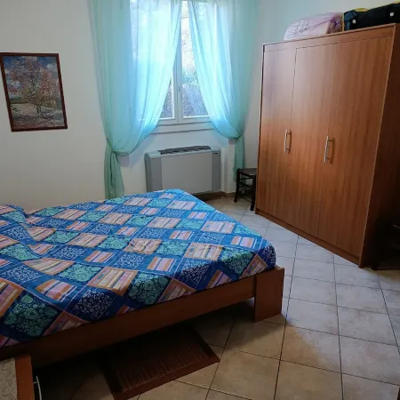 Apartment with private garden two steps from the lake.