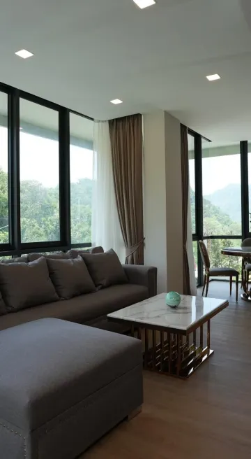 อพาร์ทเมนท์พร้อมระเบียงและวิวถนน