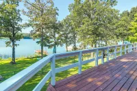 Lakefront Arkansas Escape w/ Grill, Dock & Kayaks! - Homestays