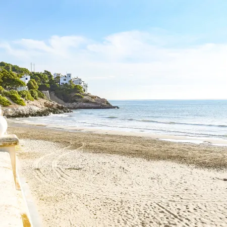 Ground Floor Facing the Sea, in Complex with Pool and Common Areas.