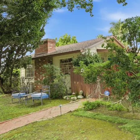 Pool, Foosball, Pool Table, Basketball Family Friendly, blocks from the beach!