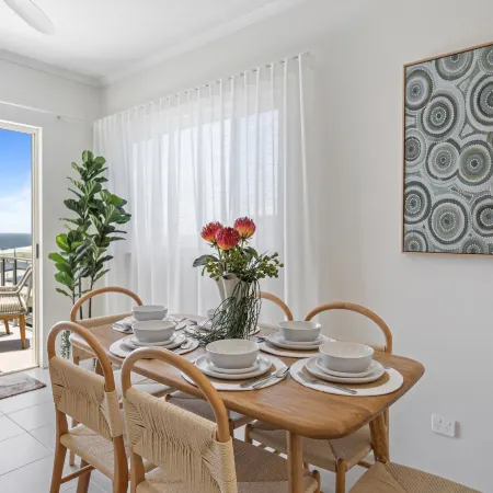 Stylish 3-Bed Apartment in Coastal Redcliffe