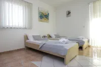 Lucky Luke Pool Apartments Hotel a 