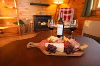 Cozy Log Cabin, Sleeps 6, Pet Friendly!
