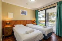 98 Steps to the Beach - Retreat with Pool Access