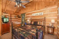 View! Cozy, Private, Fireplace, Hot Tub Log Cabin, Honeymoon!