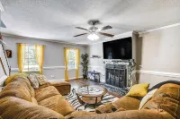 3 Mi to San-lee Park! Family Home w/ Office & Yard - Homestays