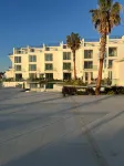 Charming 2-Bedroom Apartment with Ocean Views in Tatlısu - Kolam Renang