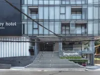 Ashley Hotel BKK Отели рядом с достопримечательностью «Торговый центр SeenSpace»