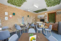 Tweed Harbour Motor Inn - parking