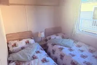 2-Bed Caravan - Sleeps 6 - Pet Friendly - Parking - 2-Star