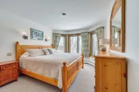 Ski-in Resort Family Condo w/ Deck at Jay Peak! -  Apartamentos vacacionales