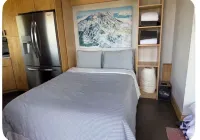 Couples retreat with private hot tub, endless views, and hiking trails above you