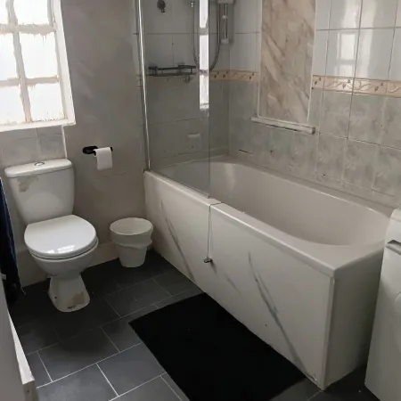 Studio Sleeps 2 Near Priory Woods