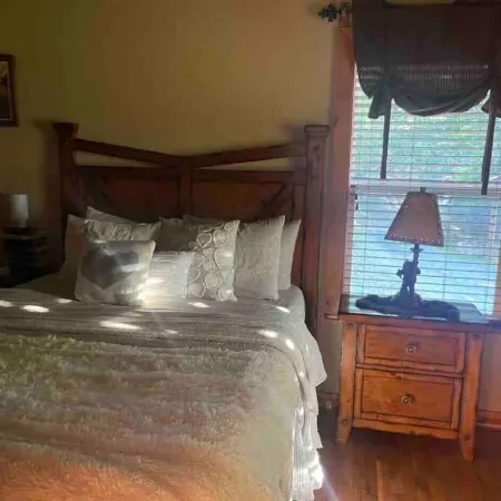 Cozy 2-bedroom cabin with hottub in welcoming Newport with AC, WiFi
