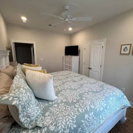 Bream Street retreat. New home in BSL on the water with boat launch. Sleeps 10.