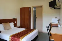 The Pioneer Way Motel - parking