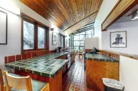 Open-beam Girdwood Chalet w/ Sunlit Solarium - Bungalow