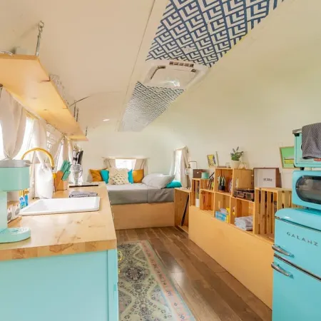 Airstream Oasis in Joshua Tree w spa and Fire pit