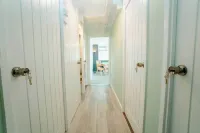 Free Parking 2BR Sleeps 5 Close to JR Hospital - balcony
