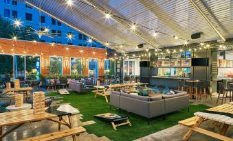 Element Austin Downtown