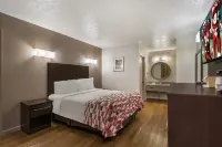 Red Roof Inn Crossville - parking