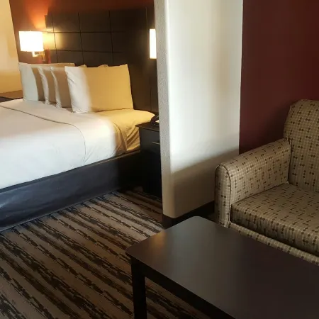 Red Roof Inn & Suites Houston - Humble/ IAH Airport