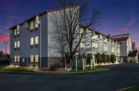 Red Roof Plus+ Boston - Logan - 2-Star