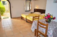 Studio Apartments "maria" with Pool in Agios Gordios Beach