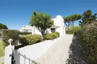 Nestled in Vilamoura, Private Pool, Free Off-Street Parking, AC & Wifi