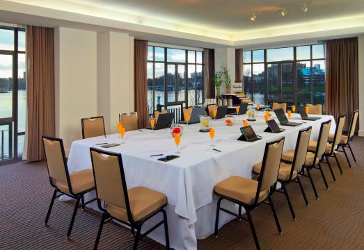 5. 델타 호텔 바이..